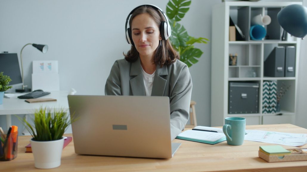 Learner with headphones taking an online training course, the 30-minute listener voice over for e-learning courses has to keep